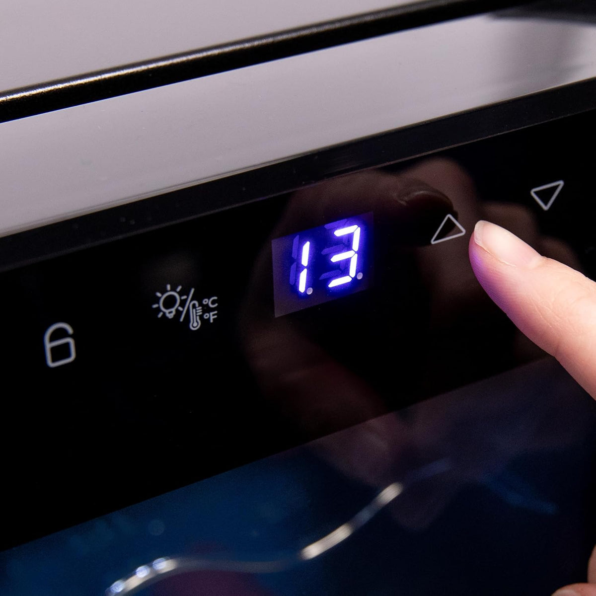 Cecotec Enoteca 8 Bottiglie Bolero Grandsommelier 830 Coolcrystal, Raffreddamento termoelettrico, Temperatura regolabile tra 8-18°C, Controllo tattile e display, LED interno, Gas non nocivo.